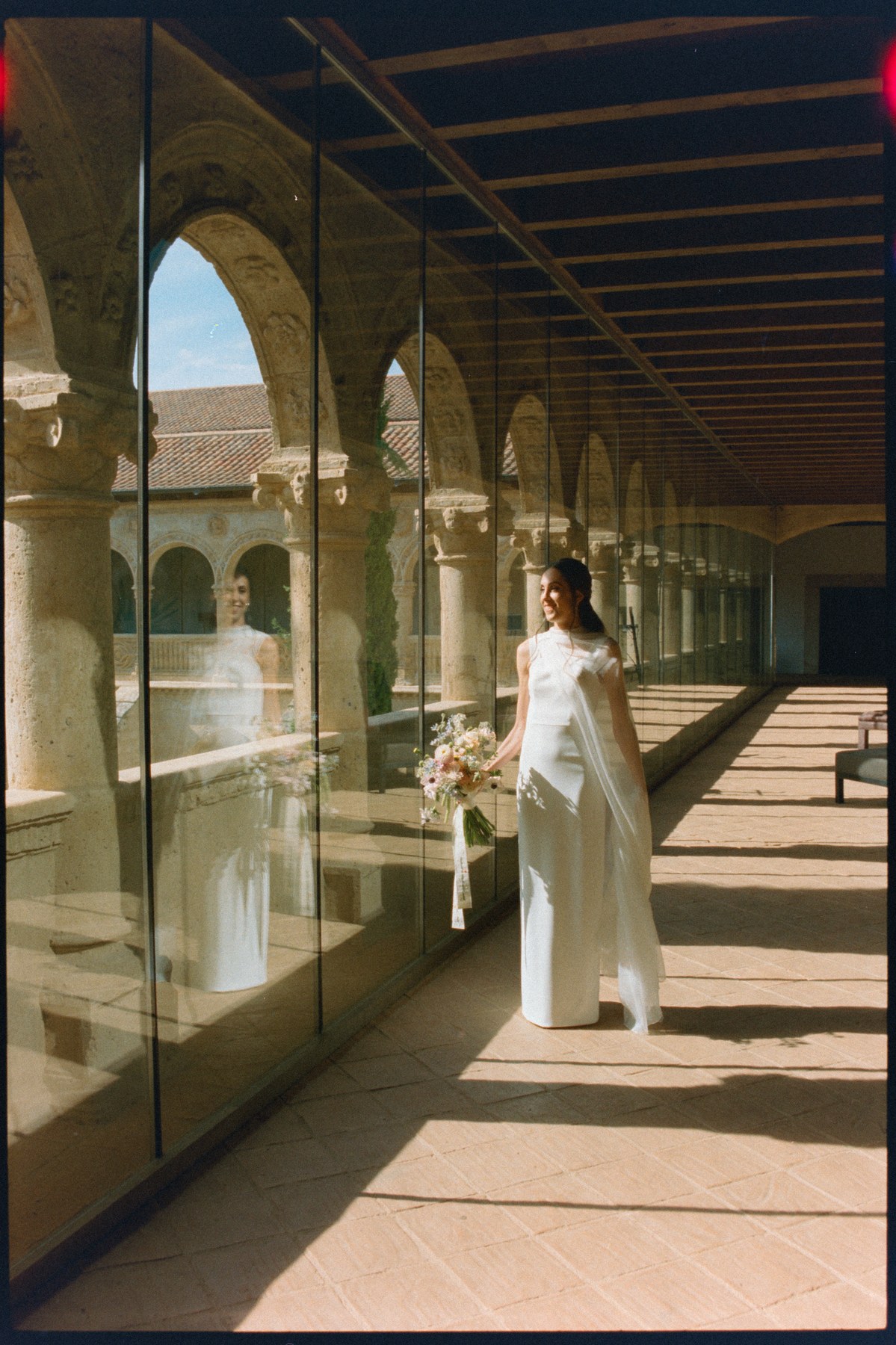 Retrato de los novios en el banquete — boda de Yolanda y Javier en Dehesa de Canónigos, Valladolid · en analógico