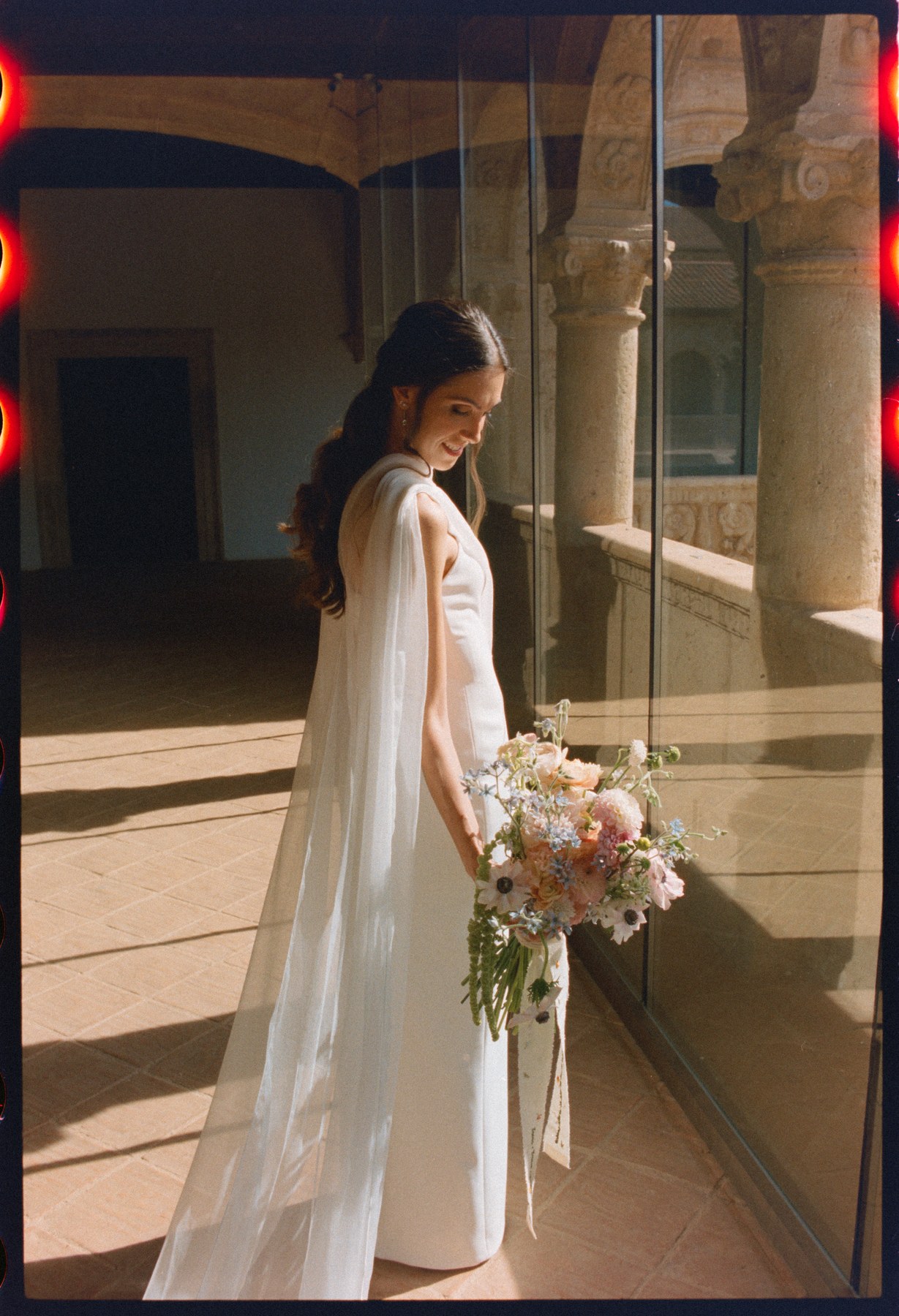 Menú y detalle floral — boda de Yolanda y Javier en Dehesa de Canónigos, Valladolid · en analógico