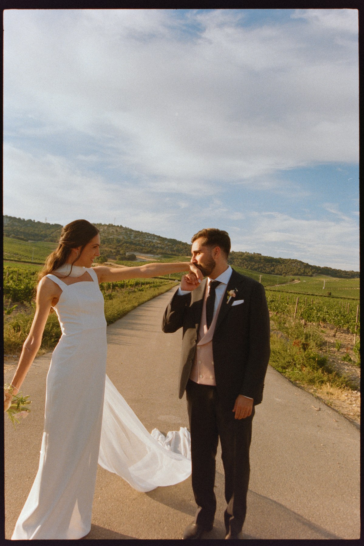 Momento espontáneo durante la fiesta — boda de Yolanda y Javier en Dehesa de Canónigos, Valladolid · en analógico